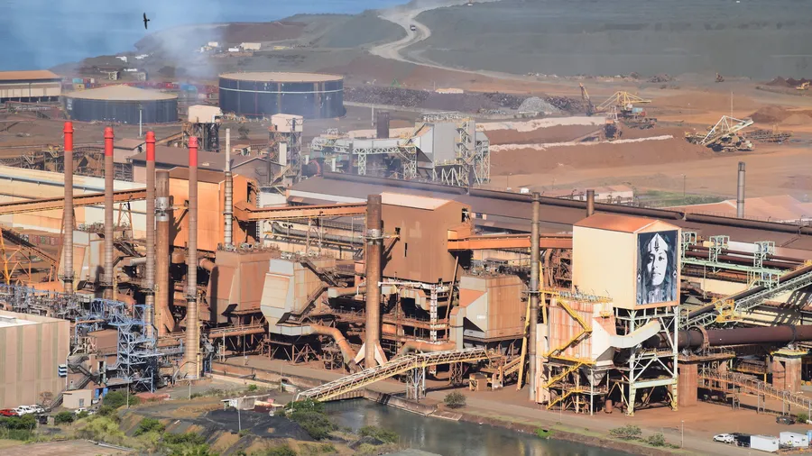 Usine métallurgique de Doniambo et ses cheminées en Nouvelle-Calédonie
